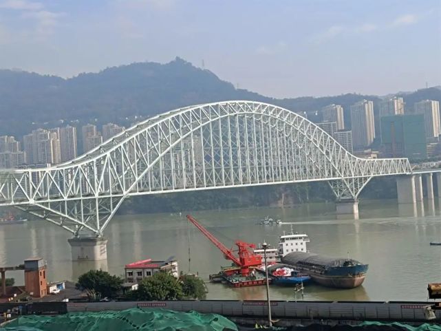 只是走到万州长江大桥时,老韩和老铁又离开它,开始沿着长江北岸.