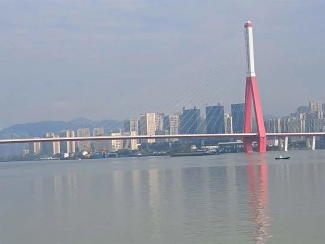 只是走到万州长江大桥时,老韩和老铁又离开它,开始沿着长江北岸.