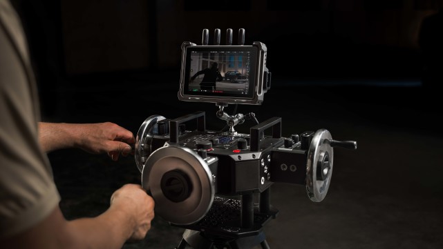 年轻人的第一台专业摄影机:大疆发布如影 4d影视级手持云台相机