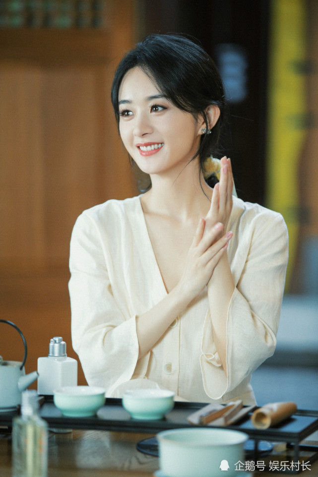 赵丽颖《野蛮生长》下班饭拍,造型装扮女大佬既视感,最新vcr亮相好美