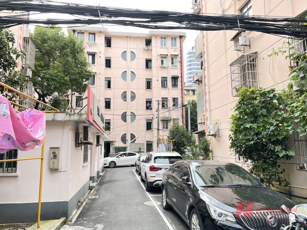 浦城小区狭窄的院落 图片来源:每经记者 吴若凡 摄