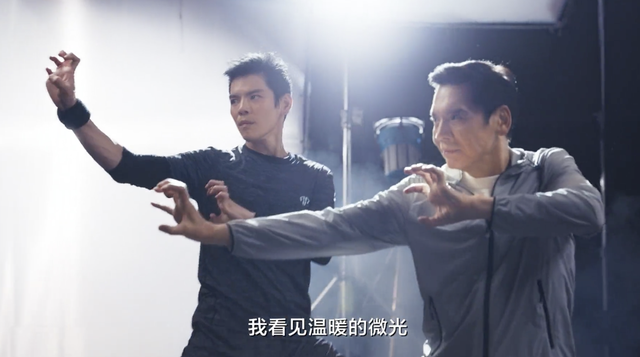 向佐怒目圆瞪质问女导演显得真专业为何还是输给了业余选手