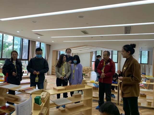 在青藤·香门第幼儿园,园方负责人带领教研成员参观了幼儿园的教学