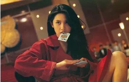 赌神2她一袭红衣叼扑克牌的模样,惊艳了时光,52岁气质