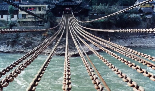泸定桥300年前是怎么建造的?一万多个铁环重达40吨