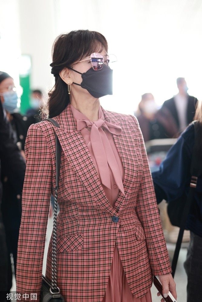 赵雅芝红色格纹西装女人味十足墨镜遮面挎精致小包妥妥女神范