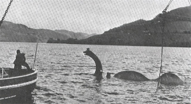 1977年,日本渔船捕捉一头海怪,却被船长丢入海中
