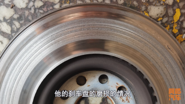 比较权威的判断公开标准,就是它的磨损深度,也就是一个新刹车盘的磨损