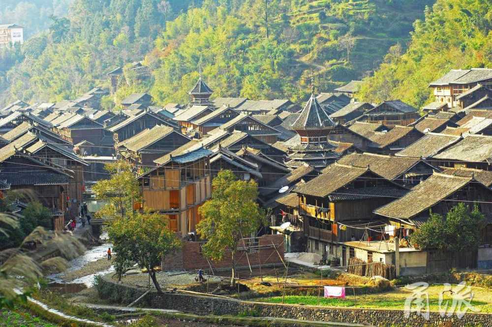 1100多户,6000多人,是全国最大的侗族村寨,素有"侗乡第一寨"之美誉