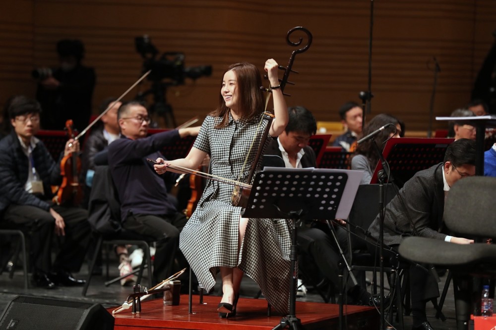 10月24日,排练现场,陆轶文(中)用奚琴和二胡演绎二胡交响协奏曲《火祭