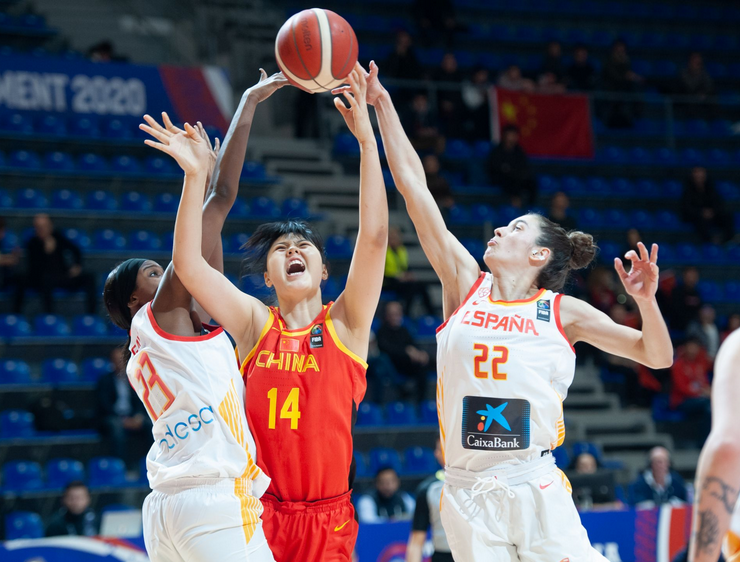 在今年的东京奥运会和女篮世界杯的比赛中,中国女篮展现了强大的实力