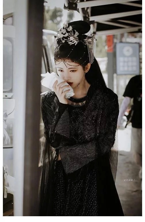 照片中鞠婧祎一身黑色的古装衣裙,并没有感觉又多腹黑,但是却非常的