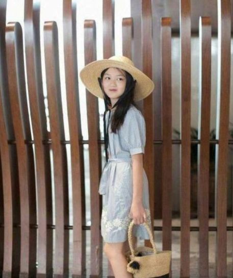 王菲女儿李嫣近照曝光,手拿近万元包穿露脐装,装扮成熟不似15岁