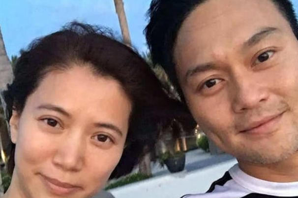 张智霖夫妇被偶遇袁咏仪素颜眼袋明显皮肤好手上6位数表抢眼