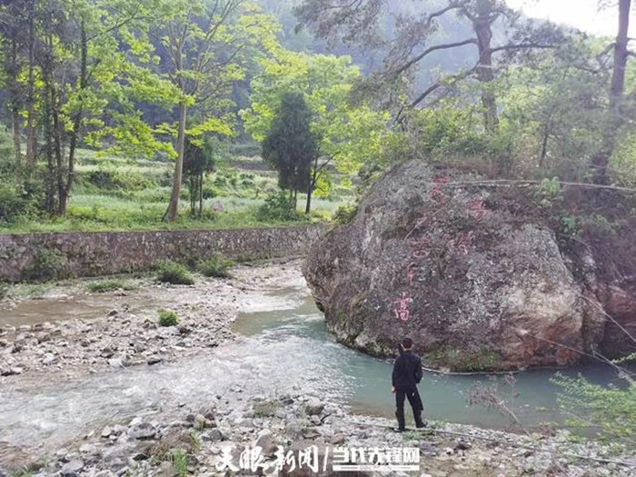 贵定县昌明镇高坡村村民立起"高坡更要志气高"的村训