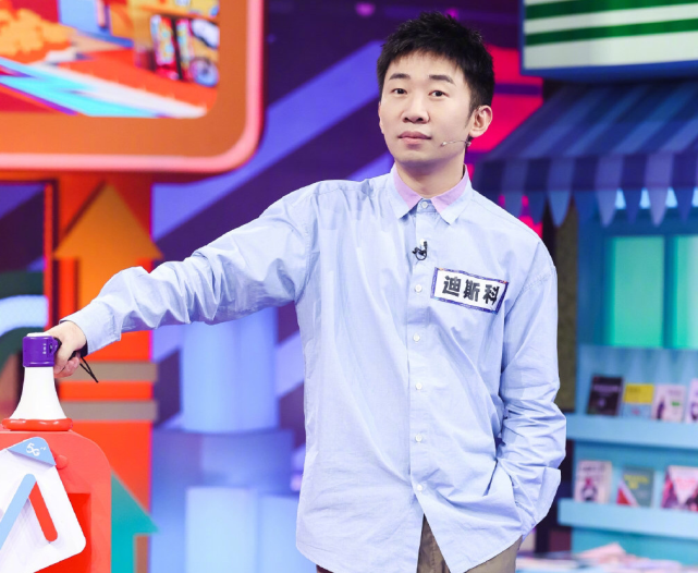 杨迪响应持证上岗,考主持人证被偶遇,背景暴露了考试地点