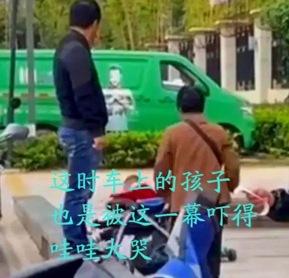 江西一老太怒摔婴儿车车内孩子吓得号啕大哭原因让网友炸锅