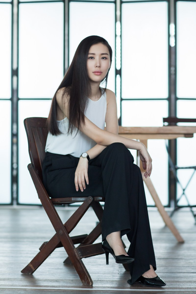 田朴珺不愧是商圈女神穿黑色深v长裙高挑时髦美得太惹眼