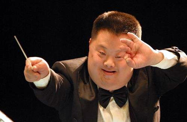 "天才指挥家"胡一舟:身患唐氏综合征,19岁凭音乐天赋一举成名