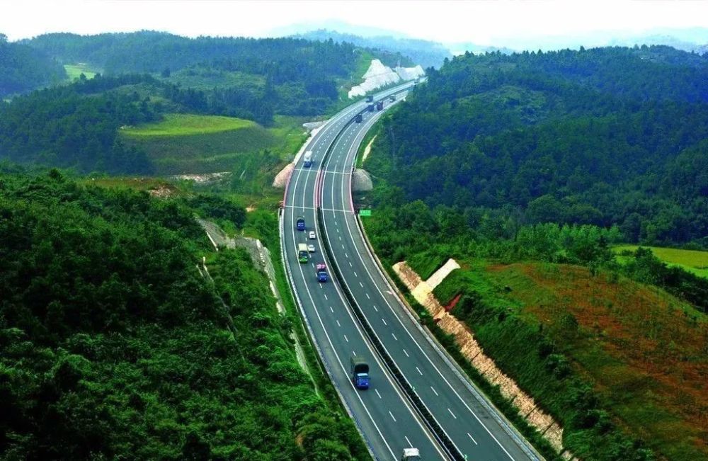 镇,设"十字"枢纽与广巴高速公路交叉,设隧道至 龙凤乡, 经苍溪县黄猫