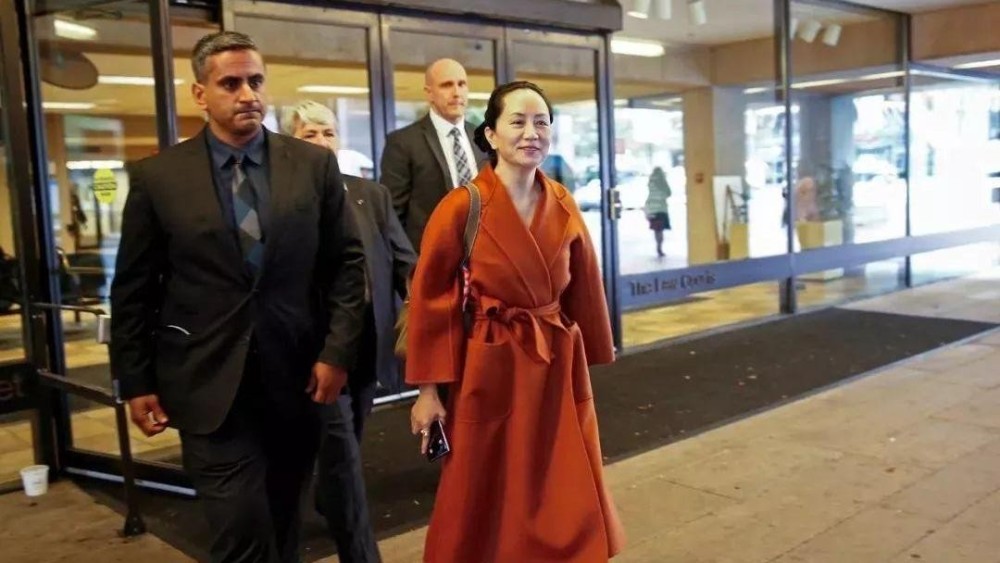 通勤穿搭还要看孟晚舟优雅回到工作岗位员工高喊女神