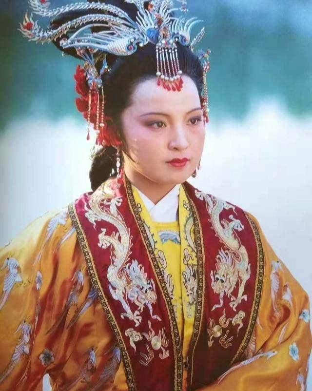 最后,"虎兕相逢"和"大梦归",则点明了贾元春的死因和贾府的结局.