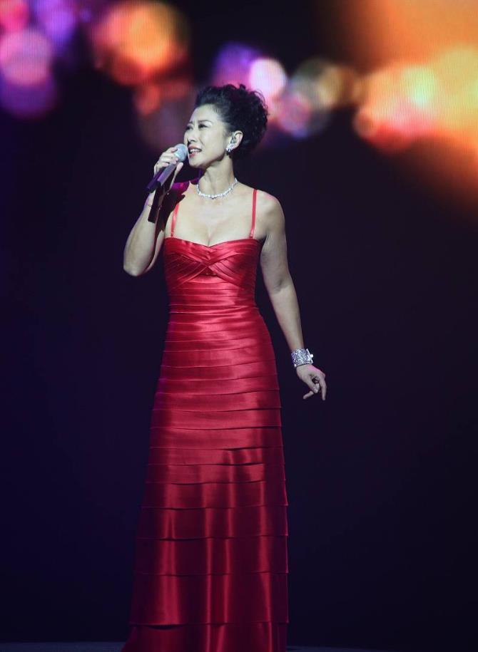 叶倩文对自己是不是太自信了,穿这么紧的衣服,勒出赘肉不太美