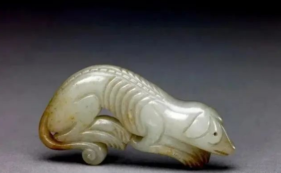 古代匠人的雕刻艺术古玉大赏精彩纷呈的动物世界
