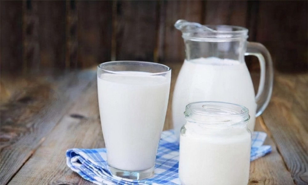 晚上喝牛奶助眠喝牛奶的正确时间是什么