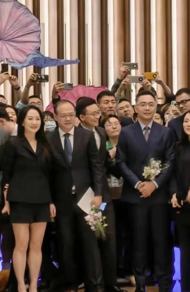 孟晚舟身穿黑色西装套裙优雅亮相,从容大气,在人群中