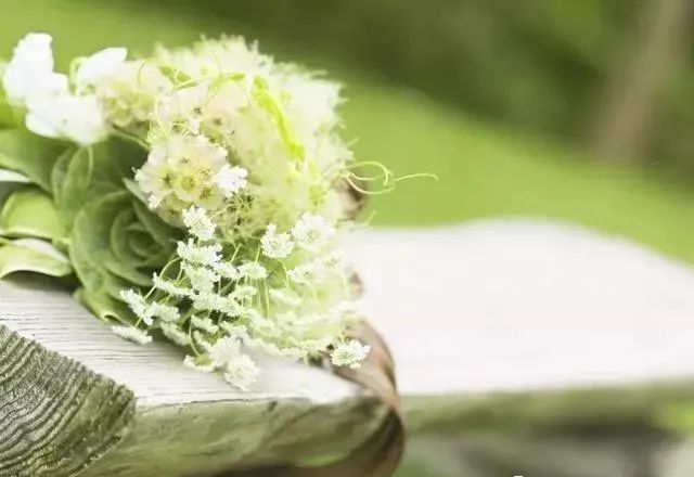 以后的也没法预知,过去的不会再回来,明天还是未知;今天正在继续;昨天
