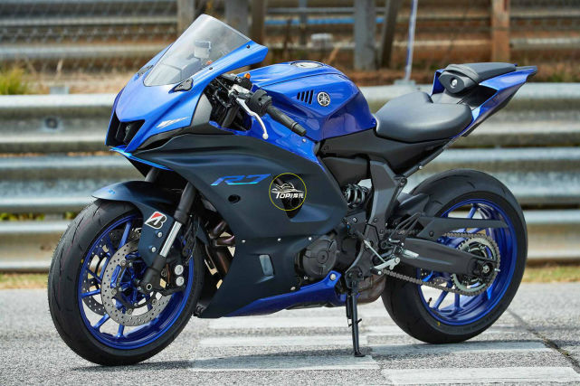 从新款的yzf-r1和yzf-r6开始,雅马哈r系列跑车的家族化前脸开始逐渐"