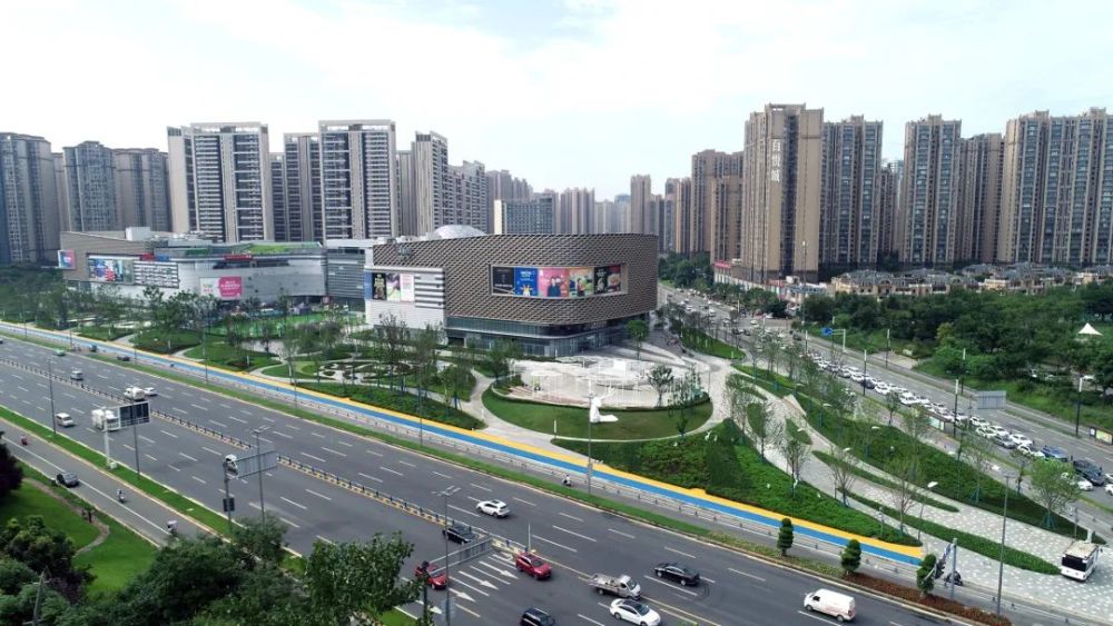 近年来,龙泉驿区先后建成吾悦广场,壹中心,万达广场,世茂广场等商业