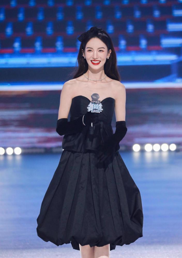 金晨这也太有公主范了穿黑色抹胸裙少女感十足甜美又温柔