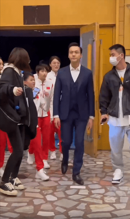 以此来缩小两人身高的差距,可以看得出来,陈伟霆也非常喜欢全红婵