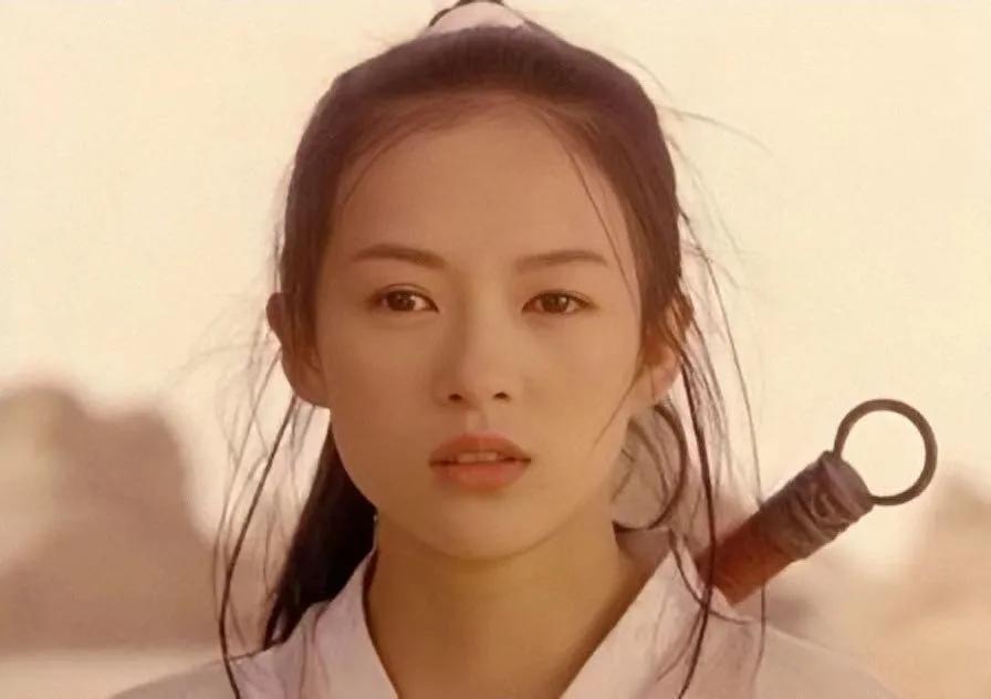 1999年,20岁的章子怡凭借《卧虎藏龙》中的"玉娇龙"一角,一举成名,声