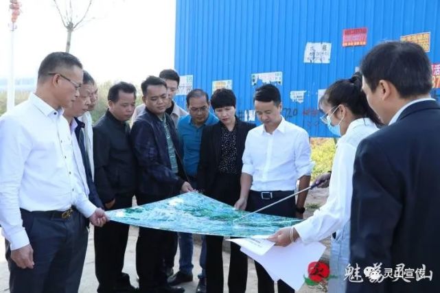 10月25日,灵山县县长张海兵先后到十里工业园电子信息产业标准厂房及