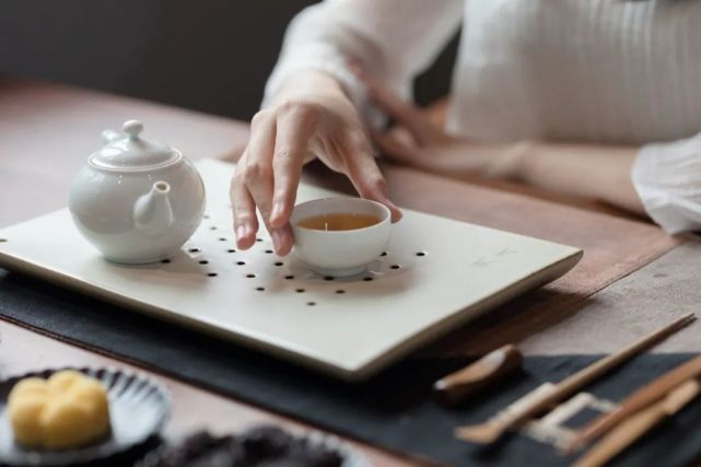 洗净心爱的玻璃壶,泡上暖香醇甘的普洱茶,搭配着小点心,享受一个人