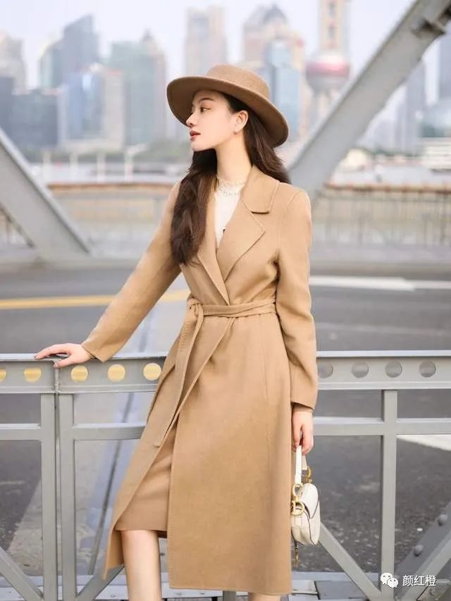 不老气,不装嫩,美得恰到好处,里面选择一件米色的修身打底衫和咖色的