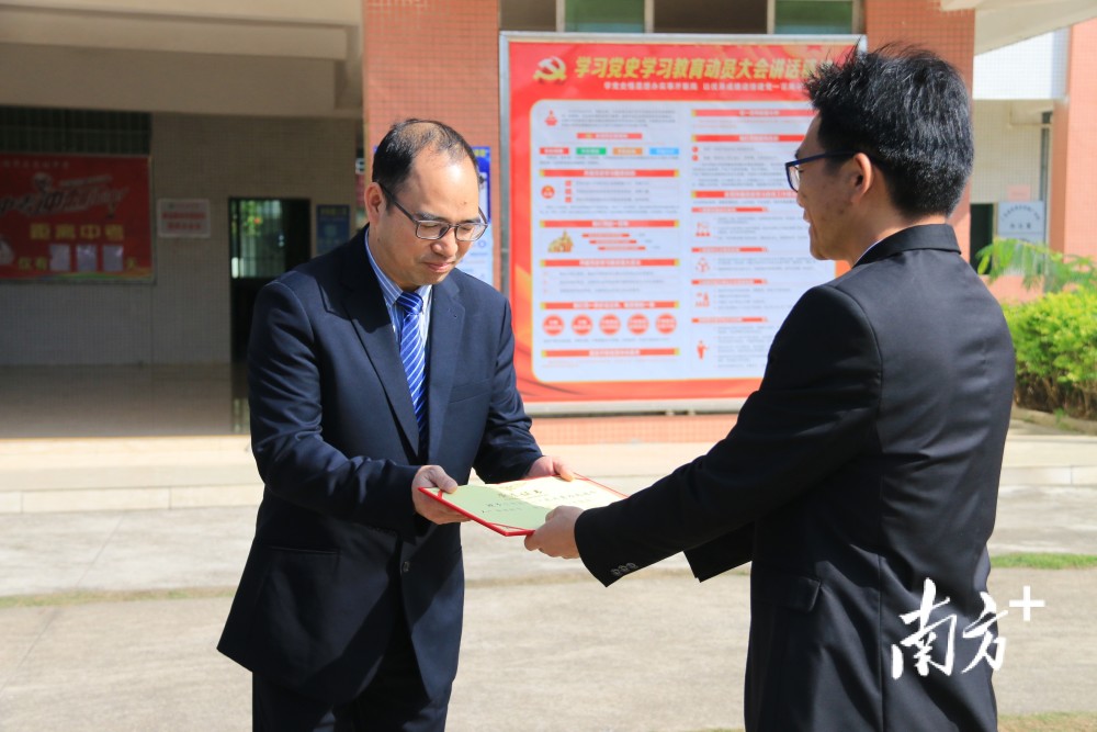 10月25日,英德市石灰铺中学决定授予付伟国老师"见义勇为先进个人"