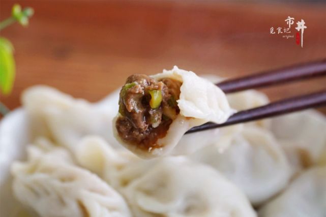 2,牛肉通常比较干也比较瘦,在做饺子馅时,需要往牛肉馅里打水,锅中