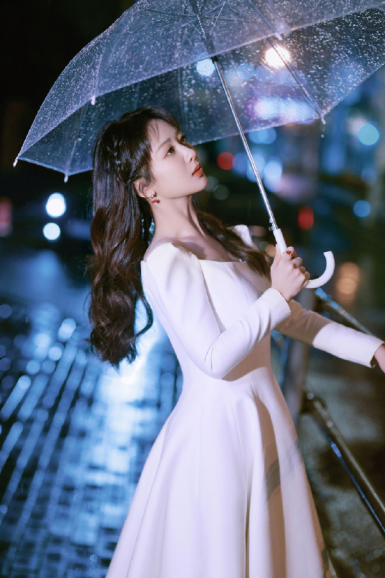杨紫晒撑伞写真:方领连衣裙尽显优雅格调,黑发垂肩太