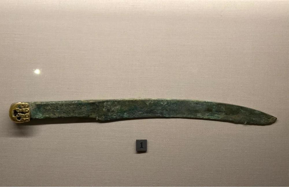 金饰兽首青铜刀 战国小黑石沟墓葬出土,此刀柄连接一形全饰,全饰系