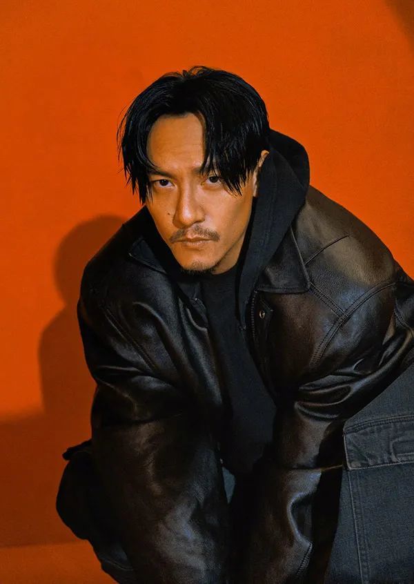 组图男星张震休闲风格杂志大片新作沙丘热映