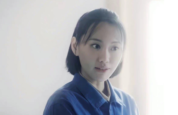 闫妮在电视剧《突围》里带女儿演戏,与靳东耿乐黄志忠