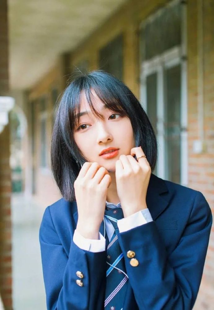 清纯齐肩短发学生校服美女