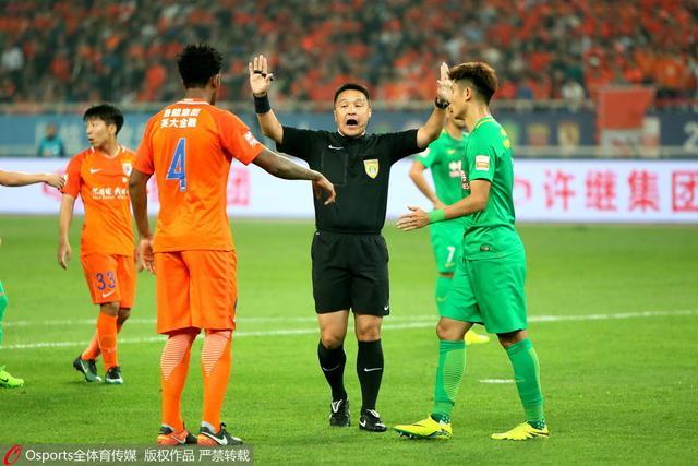 京鲁之战裁判判罚争议多 多次遭现场球迷狂嘘