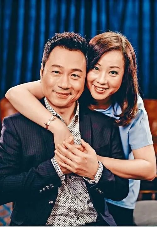 梁耀莲刚认识黎耀祥时并不知道对方已婚,想当年黎耀祥也算是白面小生