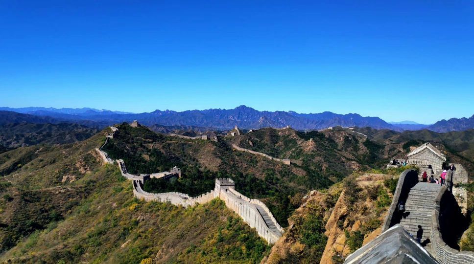 河北有处景区走红,誉为"万里长城,金山独秀",距承德市