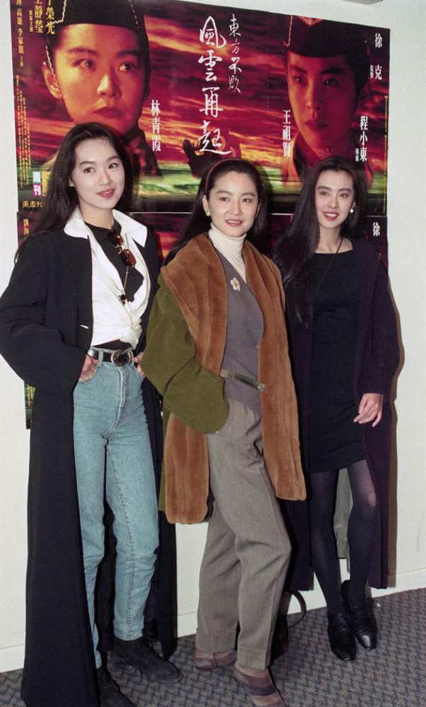 30年前,王祖贤美如画,穿破洞牛仔裤经典又时髦,气质不